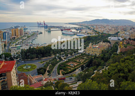Abendansicht des Hafens, der Universidad und der Alcazaba von Malaga von Castillo del Gibralfaro Stockfoto