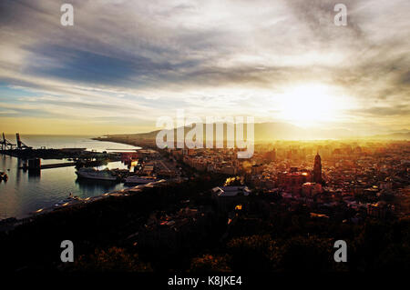 Abendansicht auf Straßen und Türmen der Altstadt und des Hafens von Malaga im Sonnenuntergang von Castillo del Gibralfaro Stockfoto