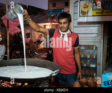 PUSHKAR, INDIEN - ca. November 2016: Essen Verkäufer über Brahma Tempel Rd in Pushkar Pushkar Kamel während der Messe. Stockfoto