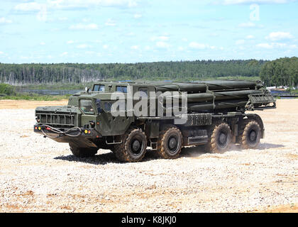 Multi Launch Rocket System mit Fässern auf dem Fahrgestell des Fahrzeugs auf einem März in unebenem Gelände Stockfoto