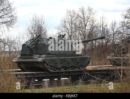 152 mm Selbstfahrende Haubitze auf Raupenketten auf einem Bahnsteig Stockfoto