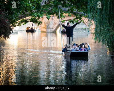 Cambridge Stochern/Cambridge Tourismus - Touristen eine geführte Punt Tour auf dem Fluss Cam durch Cambridge University College Gründen erhalten Stockfoto