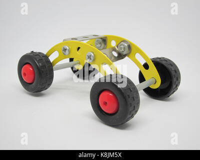 Stahl Spielzeugauto auf einem weißen Hintergrund (Bildung Spielzeug) (selektive Fokus) Stockfoto