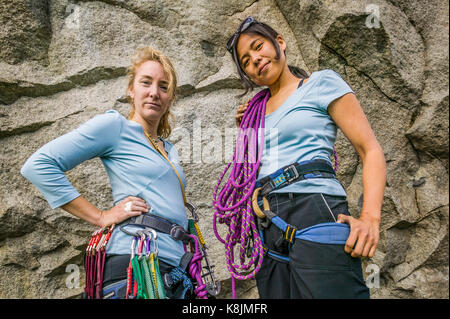 Ein Porträt zweier Frauen Kletterer bereit zu gehen Klettern, der Washington State Kaskaden, USA Stockfoto