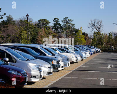 Tokio, Japan - Jan 3, 2016. Autos am Parkplatz in Tokio, Japan. Tokio, als Zentrum der Großraum Tokio, ist Japans größte inländische und int Stockfoto