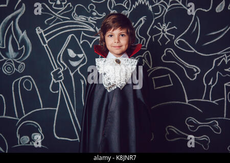 Junge in Scary Hallowe'en Kostüme. Dracula. Stockfoto