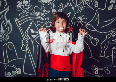 Junge in Scary Hallowe'en Kostüme. Dracula. Stockfoto