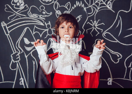 Junge in Scary Hallowe'en Kostüme. Dracula. Stockfoto