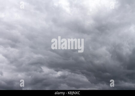 Dramatische dunklen Himmel mit grauen Wolken vor Gewitter bei schlechtem Wetter Stockfoto