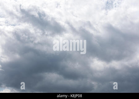 Grauer Himmel mit dunklen regnerischen Wolken vor Gewitter oder Sturm in schlechtem Wetter Tag Stockfoto