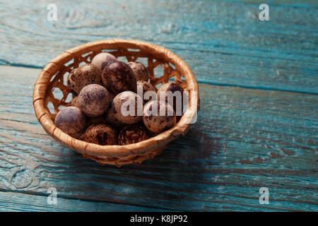 Bild der blauen Tabelle mit Wachteleier Stockfoto