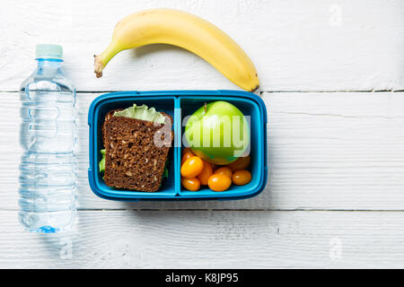 Bild von Fitness Snack in Lunch Box Stockfoto