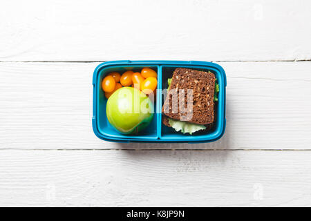 Foto von gesunden Lebensmitteln, Apfel, Tomate, Sandwich in Feld Stockfoto