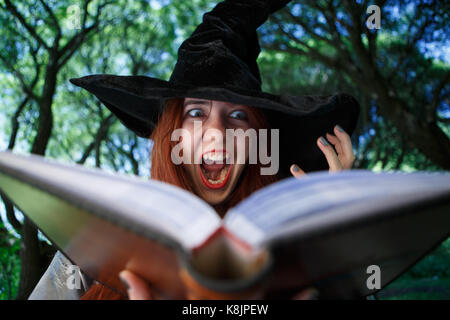 Portrait von Hexe mit offenen Magic Stockfoto