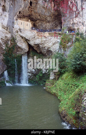 Basílica de Santa María la Real de Covadonga und die heilige Höhle mit der Jungfrau von Covadonga Asturien Spanien Picos de Europa Stockfoto