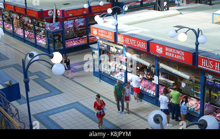 Metzgereien in der Nagy csarnok, Große Markthalle, Budapest, Ungarn Stockfoto