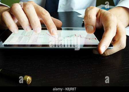 Händler holding Tablet mit Börse Grafik. Handel. Stockfoto