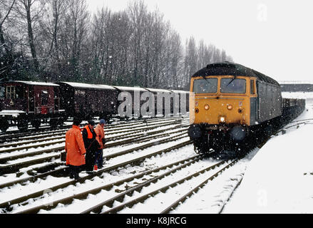 Class 47 Lokomotive auf einen Güterzug im Schnee in New York in den 80er Jahren Stockfoto