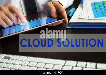 Cloud-Lösung. Mann bei der Arbeit mit Tablet. Stockfoto