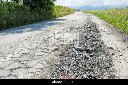 Risse im Asphalt auf der Straße Stockfoto