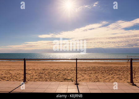 Blick auf ruhigen Strand und metallischen Zaun an der Strandpromenade Stockfoto