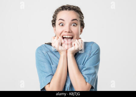 Freuen kaukasische Frau Eröffnung Mund in der Überraschung. Stockfoto