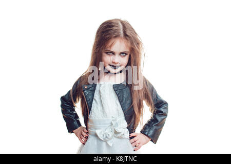 Mädchen in der Braut von Chucky Puppe Kostüm isoliert auf Weiss. Halloween. Stockfoto