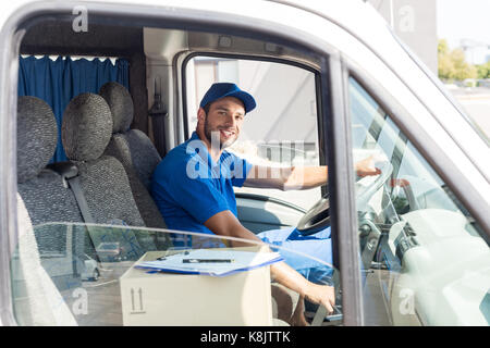 Lieferung Mann im Auto sitzen Stockfoto