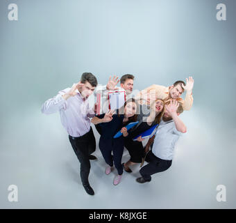 Erschrocken und entsetzt Team von jungen Unternehmen Männer und Frauen unter boss Druck Stockfoto