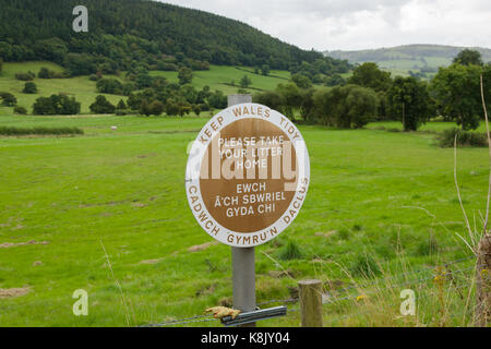 Eine keep Wales ordentlich Zeichen in einem Layby im malerischen Tal Tanat Warnung gegen die illegale Verklappung von Abfällen Stockfoto