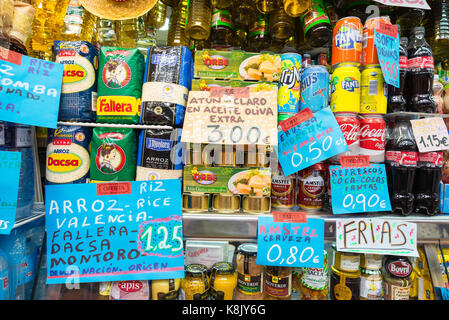 Spanien essen, Nahaufnahme der Spanische Lebensmittel in Flaschen und Dosen auf einen Stall in der Mercado Central - Central Market - in Valencia, Spanien abgelegt. Stockfoto