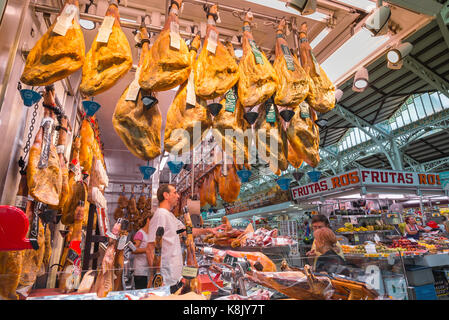 Spanische Küche, Blick auf einen traditionellen iberischen Schinkenstand im Mercado Central - dem Zentralmarkt - im Zentrum von Valencia, Spanien. Stockfoto