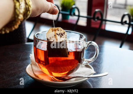 Teebeutel in transparentem Glas Teetasse Stockfoto