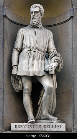 Benvenuto Cellini 1500 - 1571, italienischer Goldschmied, Bildhauer, Zeichner, Soldat, Musiker und Künstler, der auch ein berühmter Autobiografie und Gedichte schrieb. Statue in den Uffizien in Florenz, Toskana, Italien. von Ulisse Cambi Stockfoto