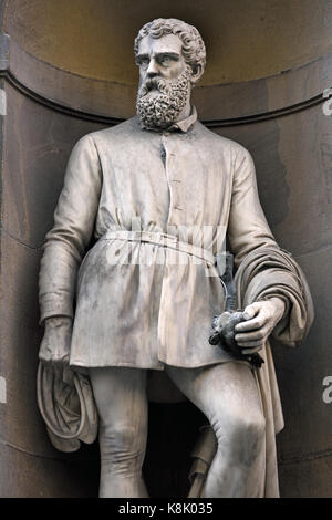 Benvenuto Cellini 1500 - 1571, italienischer Goldschmied, Bildhauer, Zeichner, Soldat, Musiker und Künstler, der auch ein berühmter Autobiografie und Gedichte schrieb. Statue in den Uffizien in Florenz, Toskana, Italien. von Ulisse Cambi Stockfoto