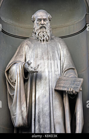 GUIDO ARETINO von Lorenzo Nencini Statue in den Uffizien in Florenz, Toskana, Italien. von Lorenzo Nencini Stockfoto