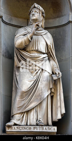 Francesco Petrarca - Statue in den Uffizien in Florenz, Toskana, Italien. Francesco Petrarca 1304 - 1374 war ein italienischer Gelehrter und Dichter in Italien der Renaissance, einer der frühesten Humanisten. (Seine Briefe Ciceros neu entdecken die Einleitung des 14. Jahrhundert Renaissance) von Andrea Leoni Stockfoto