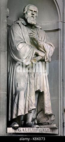 Galileo Galilei 1564 - 1642 war eine italienische Universalgelehrten: Astronom, Physiker, Ingenieur, Philosoph und Mathematiker. Statue in den Uffizien in Florenz, Toskana, Italien. Durch Aristodemo Costoli Stockfoto