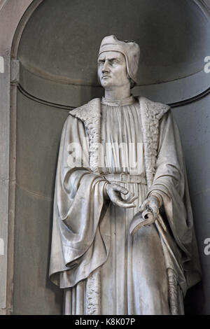 Francesco Guicciardini 1483 - 1540 war ein italienischer Historiker und Staatsmann. Ein Freund und Kritiker von Niccolò Machiavelli und eines der wichtigsten politischen Autoren der Italienischen Renaissance. Statue in den Uffizien in Florenz, Toskana, Italien. von Luigi Cartei Stockfoto