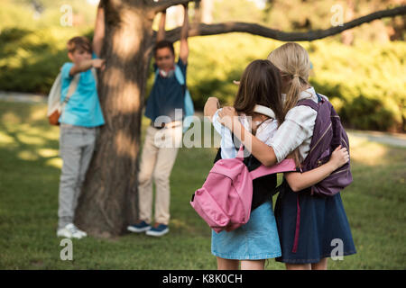 Schülerinnen mit Rucksäcken in Park Stockfoto