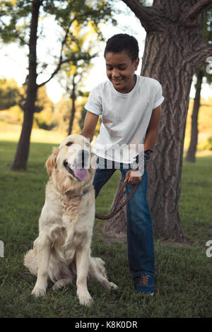 Afrikanische amerikanische Teenager mit Hund Stockfoto