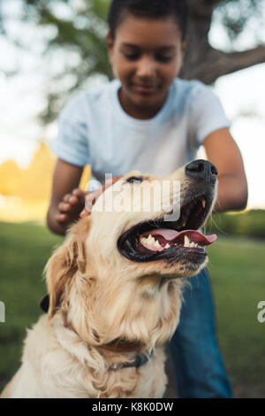 Afrikanische amerikanische Teenager mit Hund Stockfoto