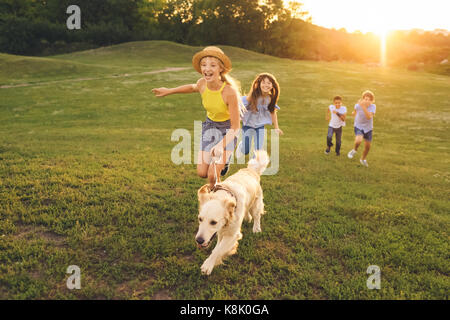 Jugendliche mit Hund Wandern im Park Stockfoto