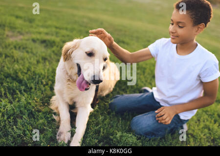 Afrikanische amerikanische Teenager mit Hund Stockfoto