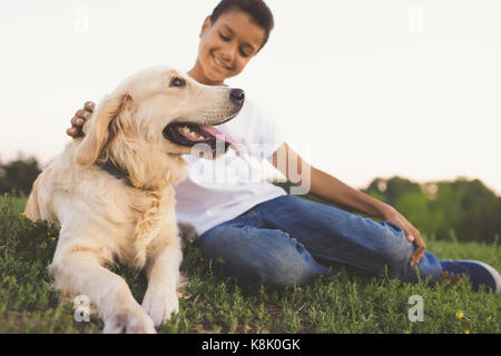 Afrikanische amerikanische Teenager mit Hund Stockfoto