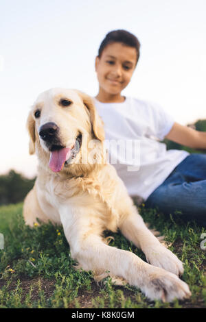 Afrikanische amerikanische Teenager mit Hund Stockfoto