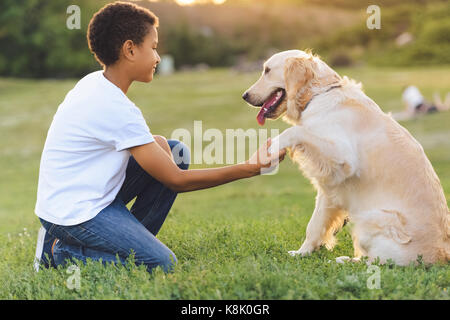 Afrikanische amerikanische Teenager mit Hund Stockfoto