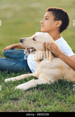 Afrikanische amerikanische Teenager mit Hund Stockfoto