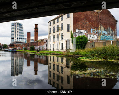 Moderne Bridgewater Tower und Old Tower Works Campaniles von der Leeds und Liverpool Canal Leeds West Yorkshire England Stockfoto