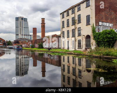 Moderne Bridgewater Tower und Old Tower Works Campaniles von der Leeds und Liverpool Canal Leeds West Yorkshire England Stockfoto